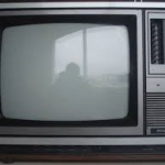 Modelo antigo de TV com Cinescópio