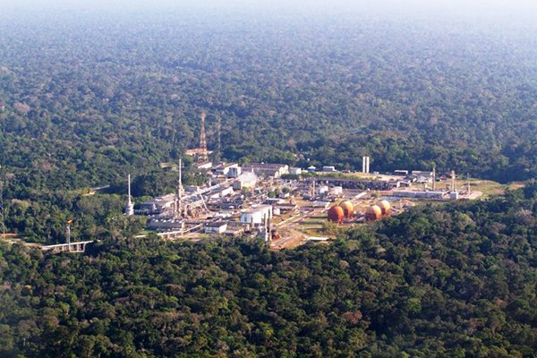 Campo de Extração, Produção e Processamento de Petróleo na Selva Amazônica
